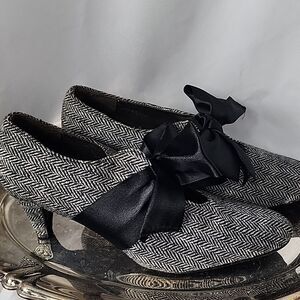 Coup D'Etat Size 8.5 M Beribboned Herringbone Heels